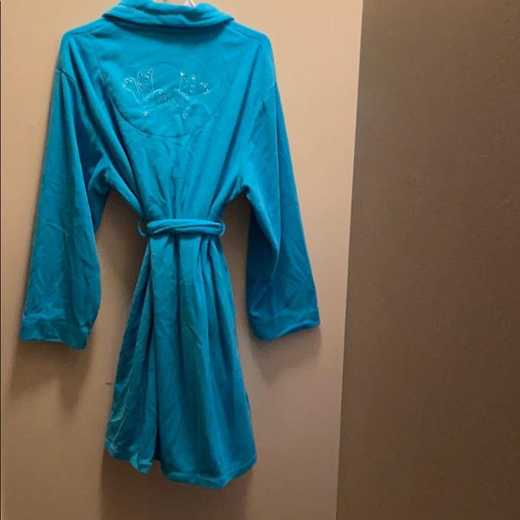 I am selling a robe. - Picture 2 of 3